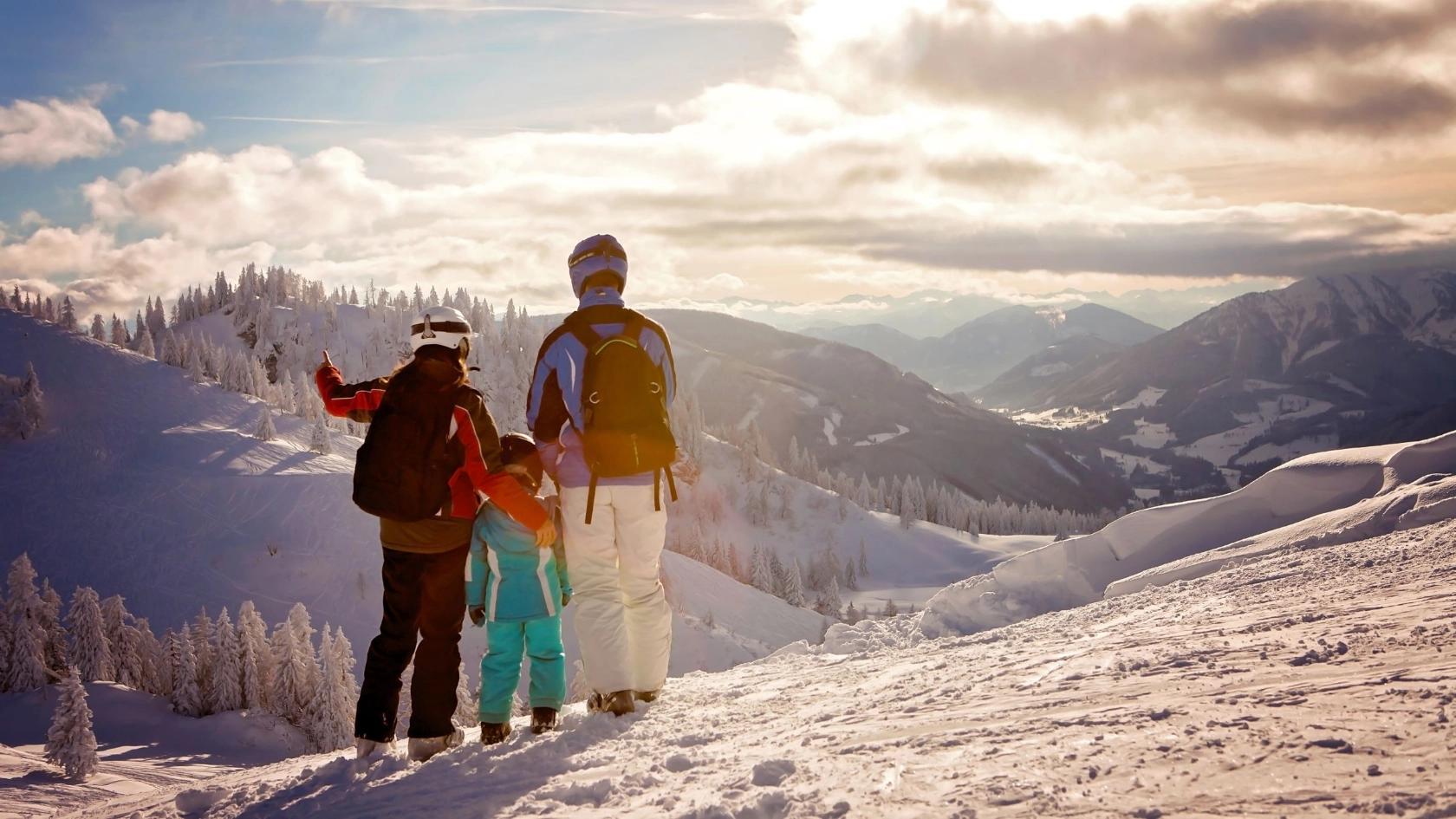 Familie im Winterurlaub in den Bergen