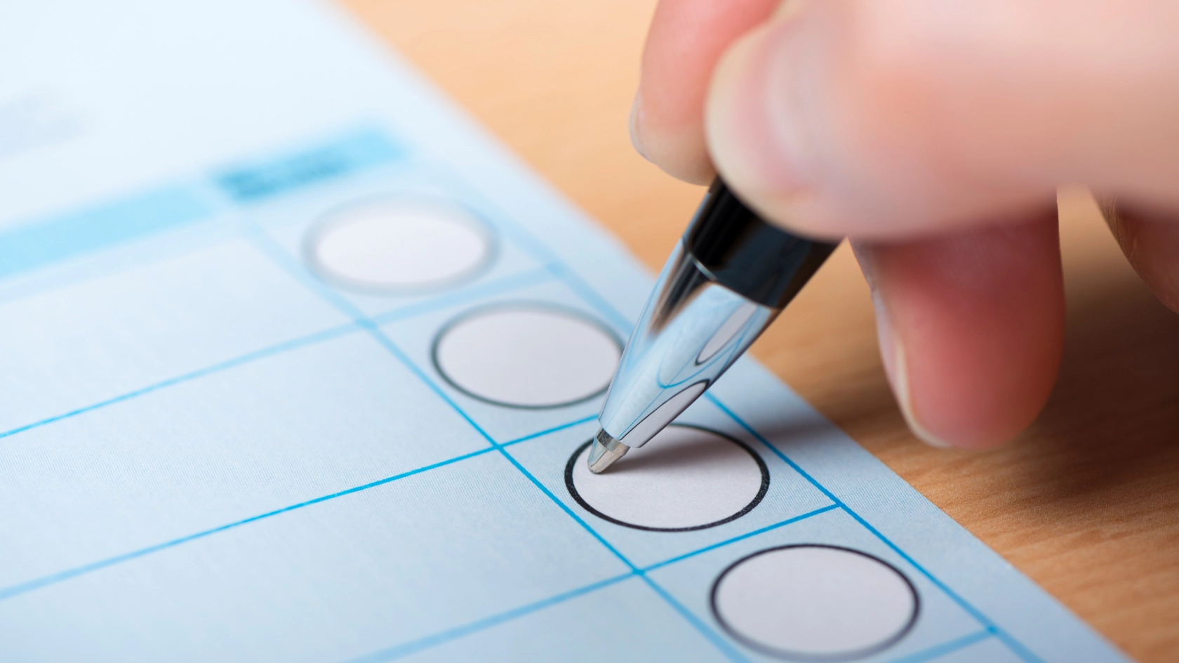 Auf einem Wahlzettel wird ein Kreuzchen gesetzt